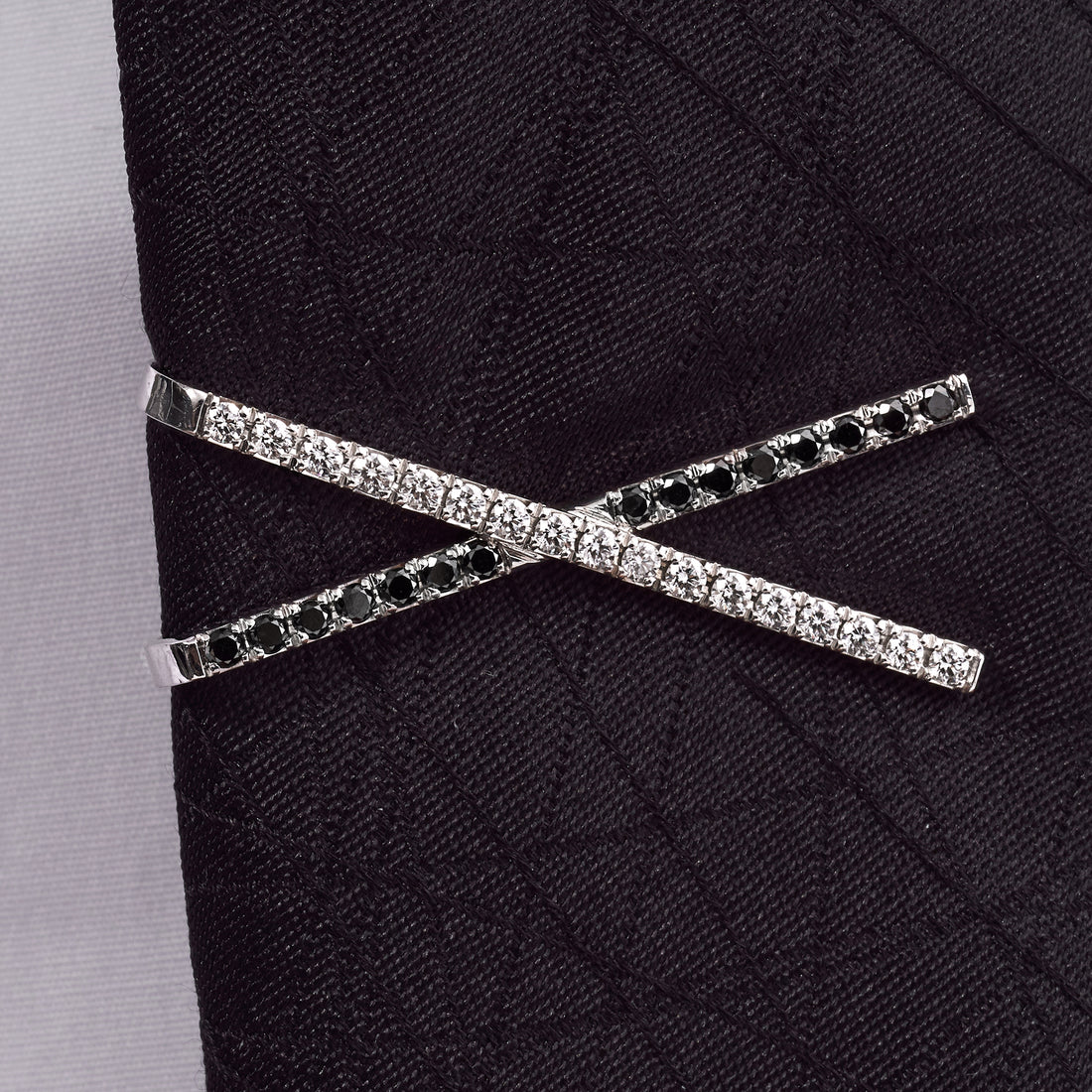 Round Brilliant Cut Black &amp; White Diamond Criss-Cross Tie Bar